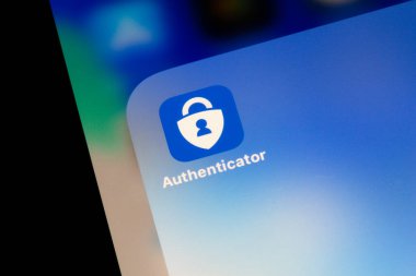 Ostersund, İsveç - 17 Temmuz 2020: Microsoft Authenticator uygulama simgesi bir akıllı telefonda. Microsoft Kimlik Doğrulama uygulaması bir parolayı hatırlamanıza gerek kalmadan kimliğinizi kanıtlamanıza yardımcı olur.