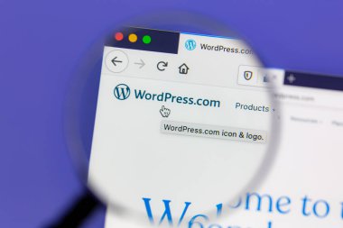Ostersund, İsveç - 27 Temmuz 2020: Büyüteç altında Wordpress web sitesi. WordPress bir açık kaynak içerik yönetim sistemidir.