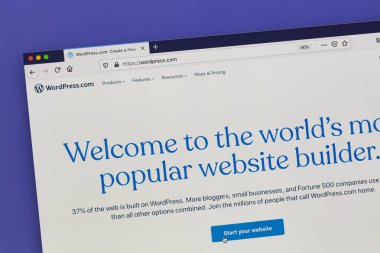 Ostersund, İsveç - 27 Temmuz 2020: Bilgisayar ekranında Wordpress web sitesi. WordPress özgür ve açık kaynaklı bir blog yazma aracıdır