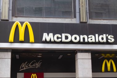 Guangzhou Çin - 6 Ağustos 2012. McDonald 's restoran tabelası. McDonald 's dünyanın en büyük hamburger fast food restoranları zinciri..                       