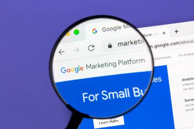 Ostersund, İsveç - 4 Ekim 2020 Google Pazarlama Platformu büyüteç altında kapatıldı. Google Pazarlama Platformu birleşik bir reklam ve analitik platformdur..