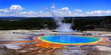 Yellowstone Ulusal Parkı 'ndaki Grand Primatice Baharı' nda turistler muhteşem doğal manzarayı izliyorlar.