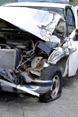 Araba ya da yol ve sokak tehlikeli kaza çökerttiğini araç hurdaya
