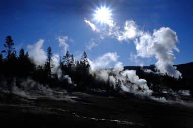 Yellowstone Ulusal Parkı 'nda gayzerler ve kaplıcalardan yükselen buhar