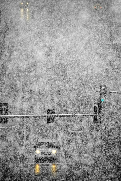 Condução Neve Estradas Nevadas Semáforos Inverno Nevasca — Fotografia de Stock