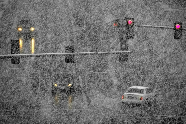 冬の信号機で雪と雪の道を運転する吹雪 — ストック写真