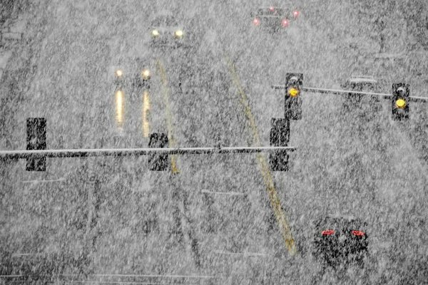 Rijden Sneeuw Besneeuwde Wegen Winter Verkeerslichten Sneeuwstorm — Stockfoto