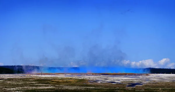 Large Landscape Yellowstone National Park Steam Rising Huge Cloud People — Stock Photo, Image