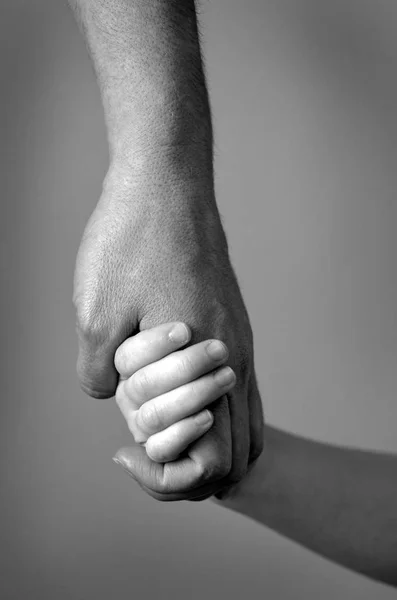 Adulti Che Tengono Mano Bambino Mostrando Sostegno Amore — Foto Stock