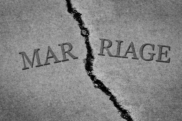 Символ разрушенного брака с трещиной в конкретной концепции окончания отношений
