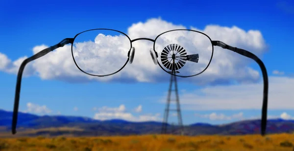 Väderkvarn Sluttning Landsbygden Landsbygden Amerika Med Himmel Och Moln Glasögon — Stockfoto