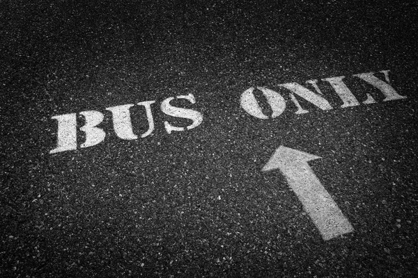 Sinal Ônibus Apenas Pintado Branco Estrada Asfalto Para Direção — Fotografia de Stock