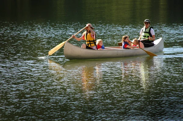 荒野のレクリエーションのための湖に一緒に家族の Ccnoeing — ストック写真