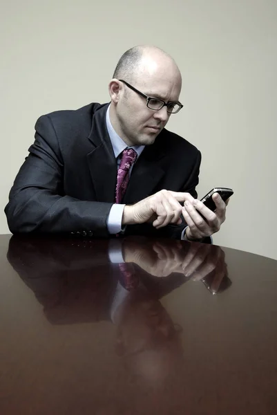 Деловой Человек Столом Завершением Сделки Мобильному Телефону — стоковое фото