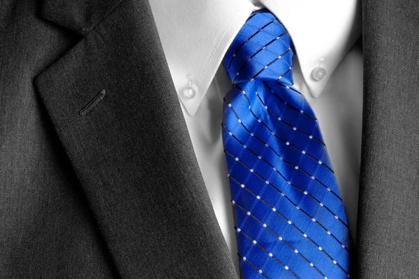 Resmi kıyafet için beyaz gömlek ve kırmızı kravat.