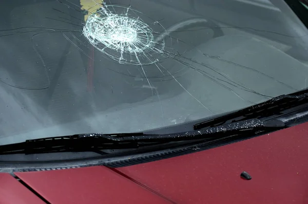 汽车挡风玻璃在交通工具上被打碎 — 图库照片