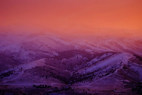 Montañas Con Niebla Mañana Temprano Cielo Naranja Puesta Sol — Foto de Stock