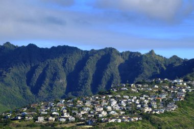 Hill yeşil büyüme tropikal konumu Dağları ile evler