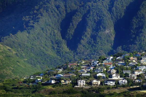 Hill yeşil büyüme tropikal konumu Dağları ile evler