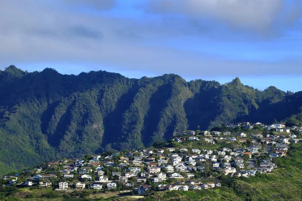 Hill yeşil büyüme tropikal konumu Dağları ile evler