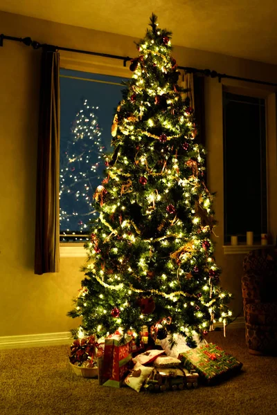 リビング ルームとライトとデコレーションでクリスマス ツリー — ストック写真