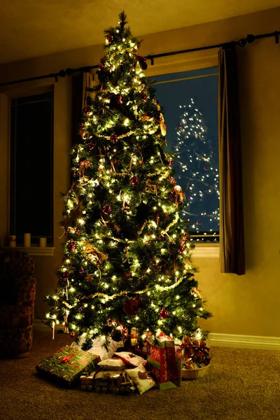 客厅里有灯光和装饰品的圣诞树 — 图库照片