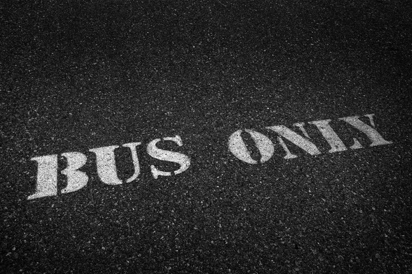 Otobüs Tabelası Sadece Yol Kenarındaki Asfaltta Beyaza Boyanmış — Stok fotoğraf