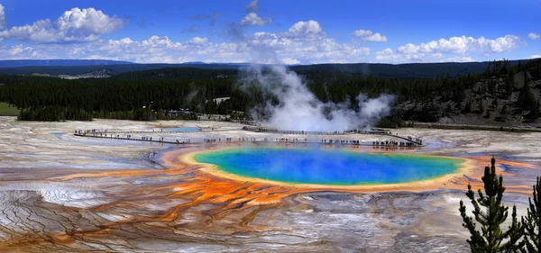 Grand Prismatice Spring Yellowstone National Park Tourists Viewing Spectacular Natural — Stock Photo, Image