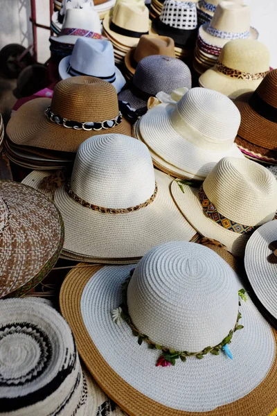 Sombreros Decorativos Para Turistas Moda Mesa —  Fotos de Stock