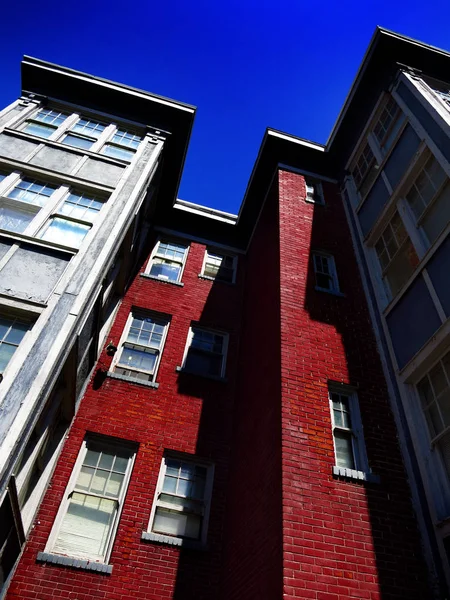 古いアパートの建物の赤レンガとガラス窓 — ストック写真
