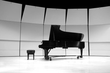 Konser için yedek kulübesinde siyah beyaz piyano