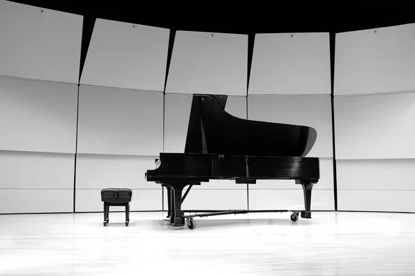 Zwart Witte Piano Met Bank Concertstaat Voor Uitvoering — Stockfoto