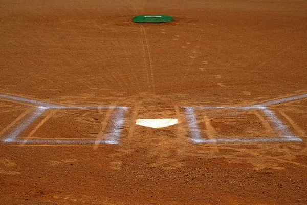 野球のホームプレートは 茶色の粘土質の汚れで打者ボックスチョークライン — ストック写真