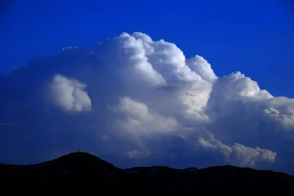 山与雷暴云彩和无线电天线天空 — 图库照片