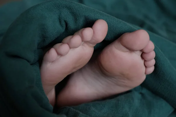 Fötter Som Sticker Filt Hjälparen Sover — Stockfoto