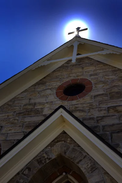 Iglesia Campanario Con Luz Del Sol Cruz Brillante Religión Espiritual —  Fotos de Stock