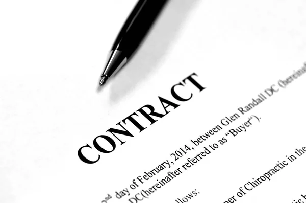 Contrato Escrito Papel Com Caneta Preta Acordo Comercial — Fotografia de Stock
