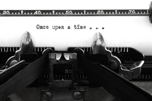 老式的打字机键和字符 在一段时间的故事开始时的文字 — 图库照片