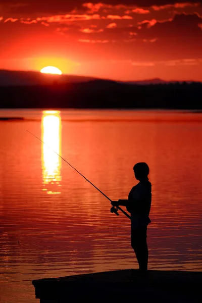 Νεαρό Παιδί Παιδί Αλιείας Στη Λίμνη Ποτάμι Στο Ηλιοβασίλεμα Διασκέδαση — Φωτογραφία Αρχείου