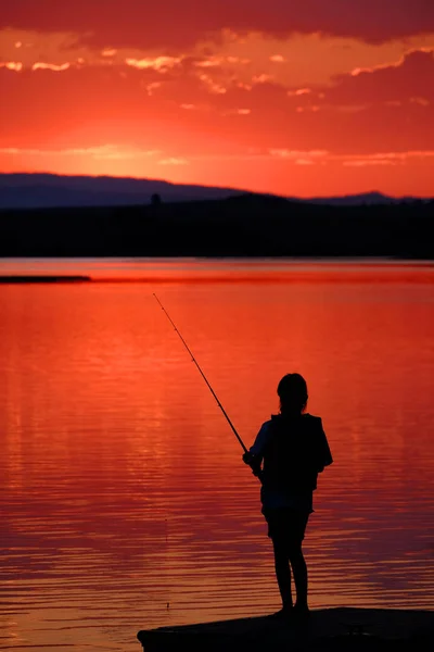 Gün Batımında Gölde Nehirde Balık Tutan Küçük Çocuk Çocuk Eğlence — Stok fotoğraf