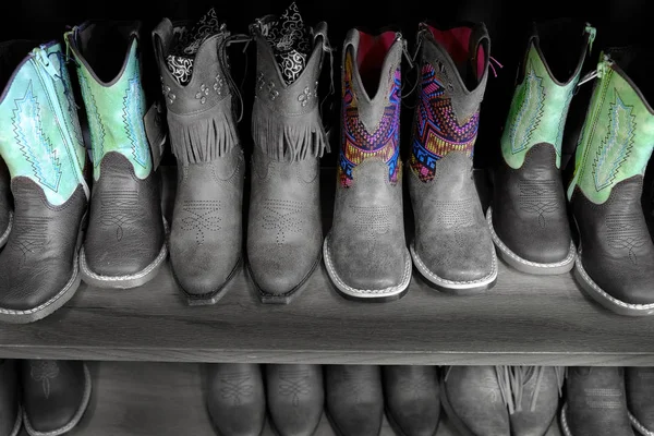 Πολύχρωμο καουμπόικες μπότες, παπούτσια μόδας ράφι — Φωτογραφία Αρχείου