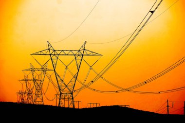 Güç insanlar kulelere taşıyan elektrik hatları