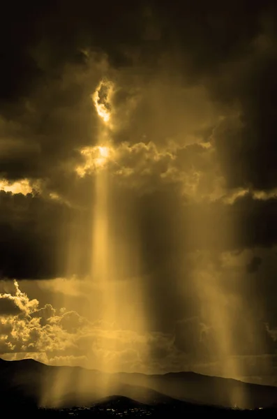 Bulutlar Dağlar Altın Güneş Işınları Güçlü Huzurlu Işık — Stok fotoğraf