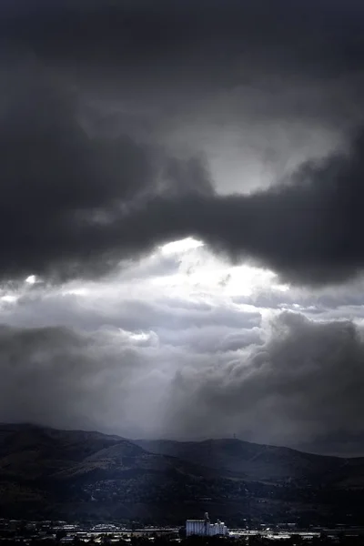 Large Dark Gray Rain Storm Clouds Sunlight Small Town Grainery — Stock Photo, Image