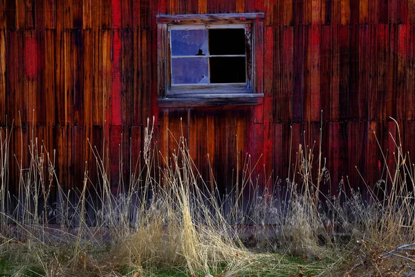 Alte Rote Scheune Feld Spätherbst Oder Herbst Braunes Gras Verwittertes — Stockfoto