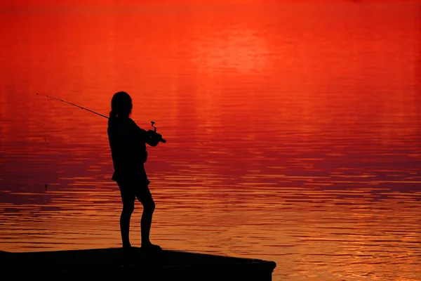 Νεαρό Παιδί Παιδί Αλιείας Στη Λίμνη Ποτάμι Στο Ηλιοβασίλεμα Διασκέδαση — Φωτογραφία Αρχείου