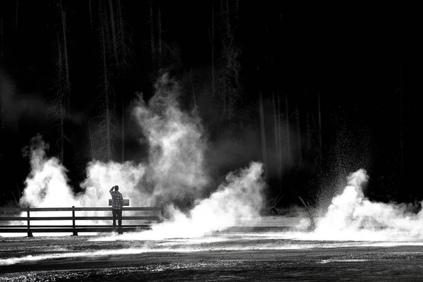 Homem Sozinho Calçadão Olhando Para Vapor Água Midway Geyser Basin — Fotografia de Stock