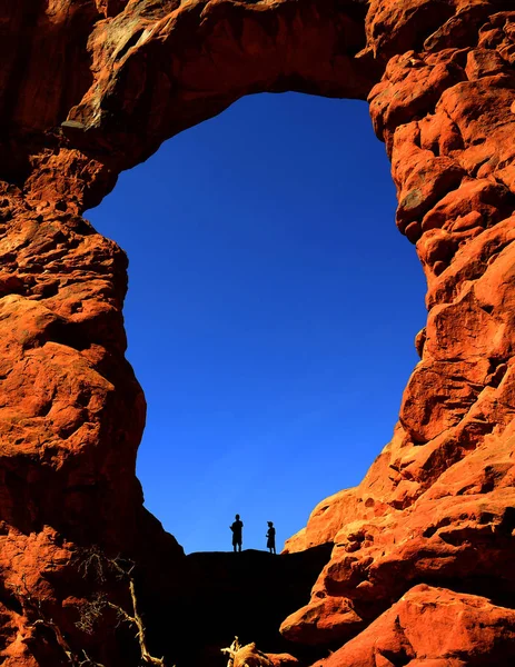 Silhouette Escursionista Formazioni Rocciose Canyon Arco — Foto Stock