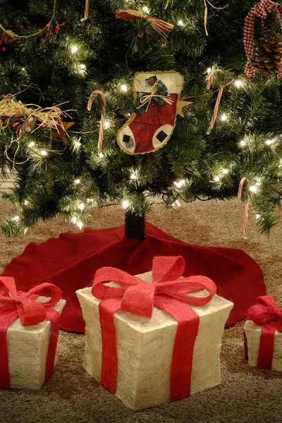 Geschenke Unter Einem Hell Geschmückten Weihnachtsbaum Rote Schleife Mit Eingewickelten — Stockfoto