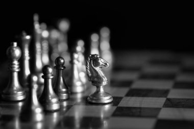 Satranç tahtasında oyunlar ve strateji şövalyesi oyunları için parçalar var.